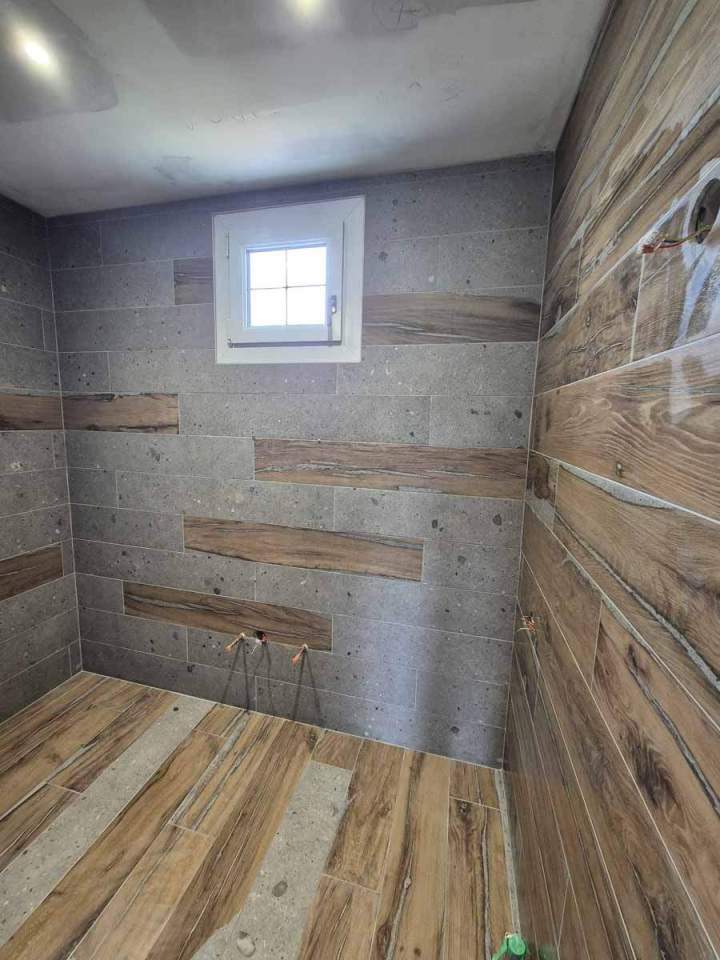 Pose soignée de carrelage et faïence intérieure